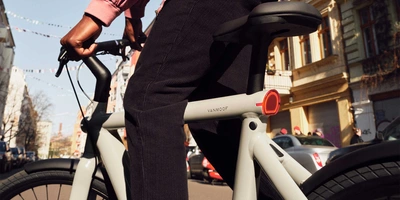Person fährt auf dem VanMoof S5 Fahrrad