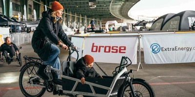 Frau fährt auf einem Lastenfahrrad