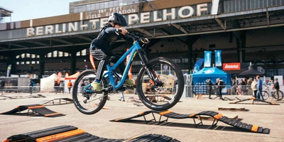 Kind übt MTB-Tricks mit dem Bike