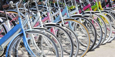 Eine Reihe gebrauchter Fahrräder