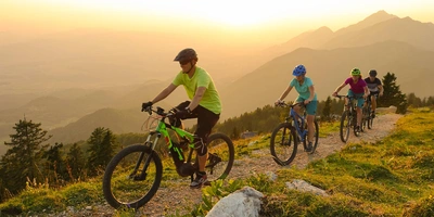 Mehrere Personen fahren mit E-Bikes einen Berg hinauf