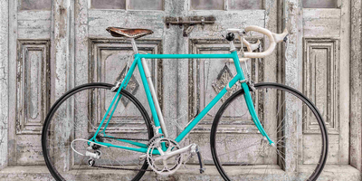 blaues Vintage Bike an Holzwand