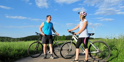 Ein Paar unterhält sich vor ihren Fahrrädern