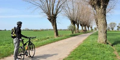 Ein Radfahrer möchte über eine Landschaft fahren