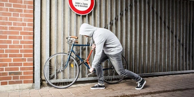 Dieb klaut Fahrrad mit Bolzenschneider
