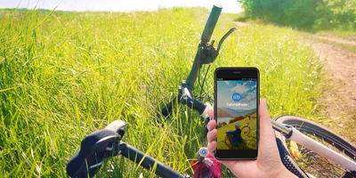 Smartphone mit geöffneter FahrradPass-App von Wertgarantie