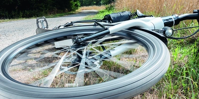 Umgefallenes E-Bike am Wegrand 