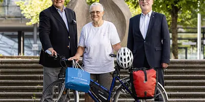 Marta Binder mit Patrick Döring und Georg Düsener, beide von Wertgarantie.