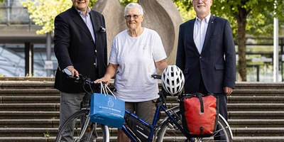 Marta Binder mit Patrick Döring und Georg Düsener, beide von Wertgarantie.