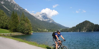 Person fährt am Wilden Kaiser entlang