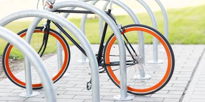 Fahrrad steht bereit zum anschließen