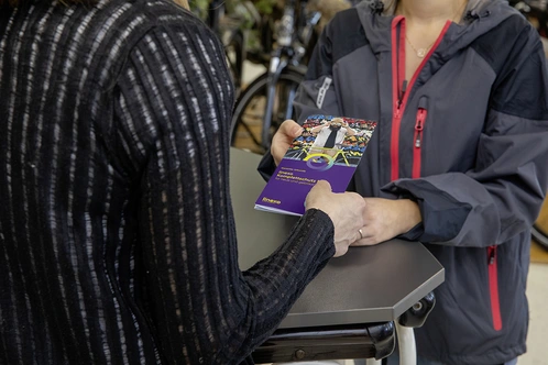 Fachhändler übergibt linexo Komplettschutz Broschüre