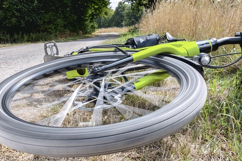 Liegendes Fahrrad am Straßenrand
