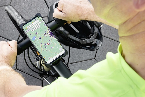 linexo App auf Screen eines Radfahrenden