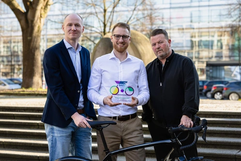 Leasing Verantwortliche mit SAZ Bike Award und Fahrrad