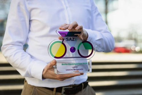SAZ Bike Award 2024 in Händen gehalten