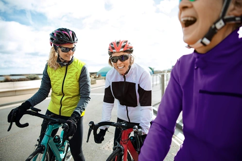 Frauen Gruppe beim sportlichen Radfahren