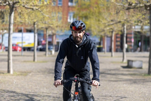Felix auf seinem Fahrrad frontal