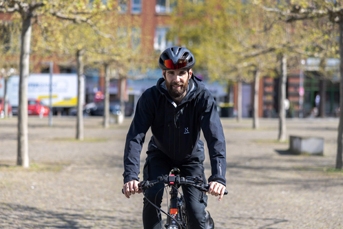 Felix auf seinem Fahrrad frontal