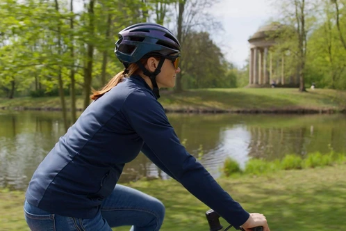 Eva-Maria auf dem Fahrrad im Profil mit Helm