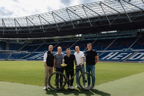 Vertreter von Hannover 96, linexo & Keha Sport Hannover im Stadion