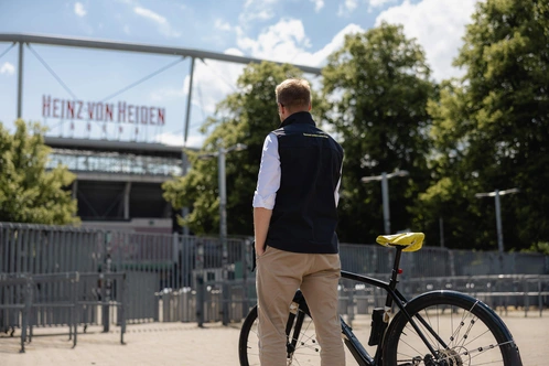 Mann vor Stadion mit Leasing-Bike
