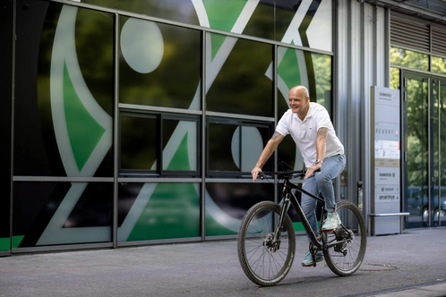 Tobias Brinkmann auf seinem Bike vor Hannover 96 Eingang