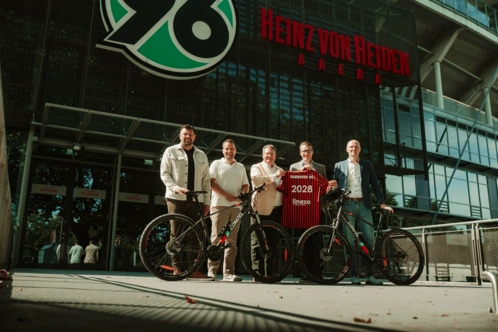 Hannover 96 und linexo Vertreter zum Start der Mobilitätspartnerschaft