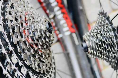 Nahaufnahme eines Fahrradschaltwerks mit Kettenblättern und Ritzeln.